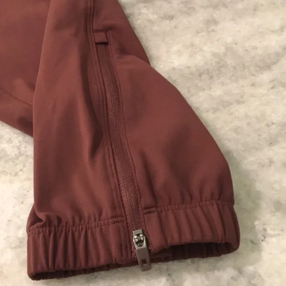 CRZ Yoga Joggers Mens Large Burgundy Pants Golf Running Pockets Athletic Travel - Picture 6 of 11